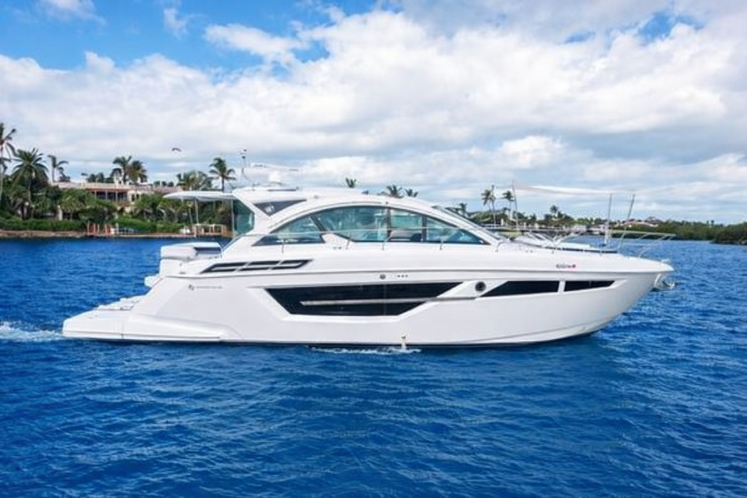 50' Cruisers Yacht