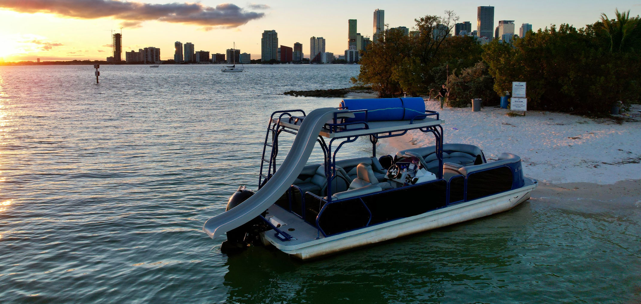 30ft 2022 Pontoon with Slide