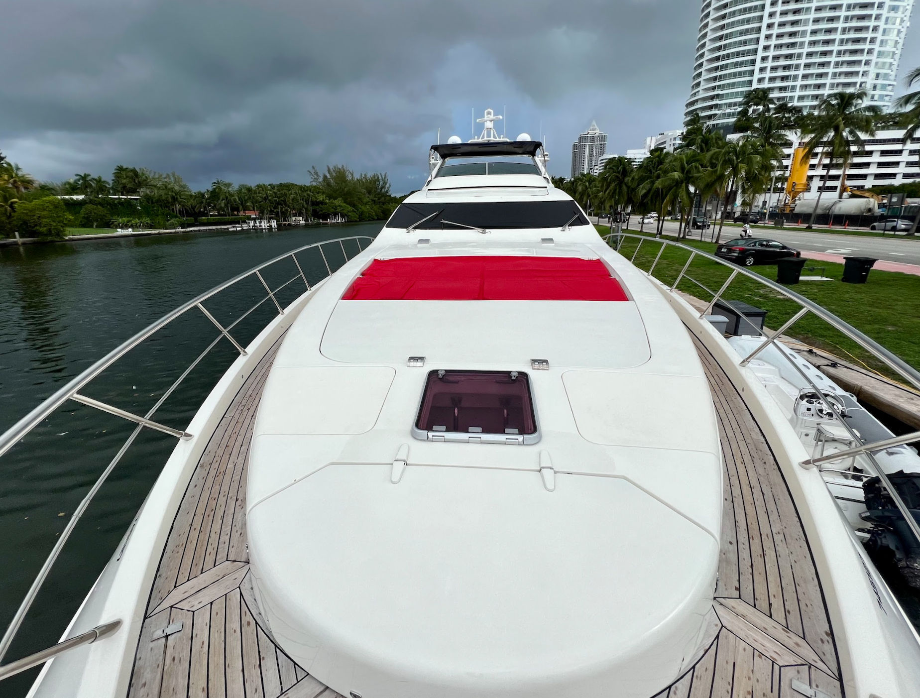 100ft Azimut w/ Jacuzzi, Club, & Water Toys