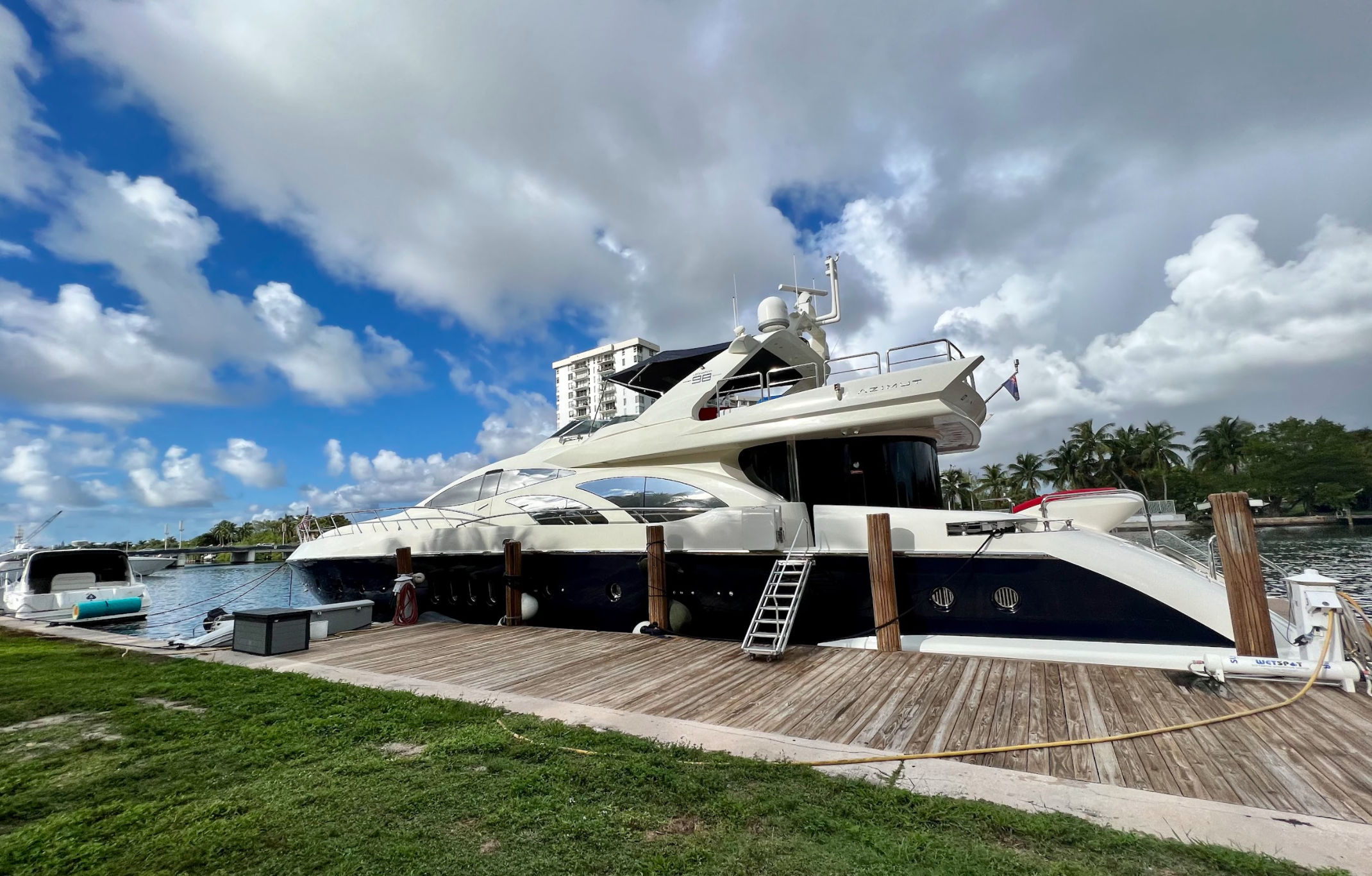 100ft Azimut w/ Jacuzzi, Club, & Water Toys