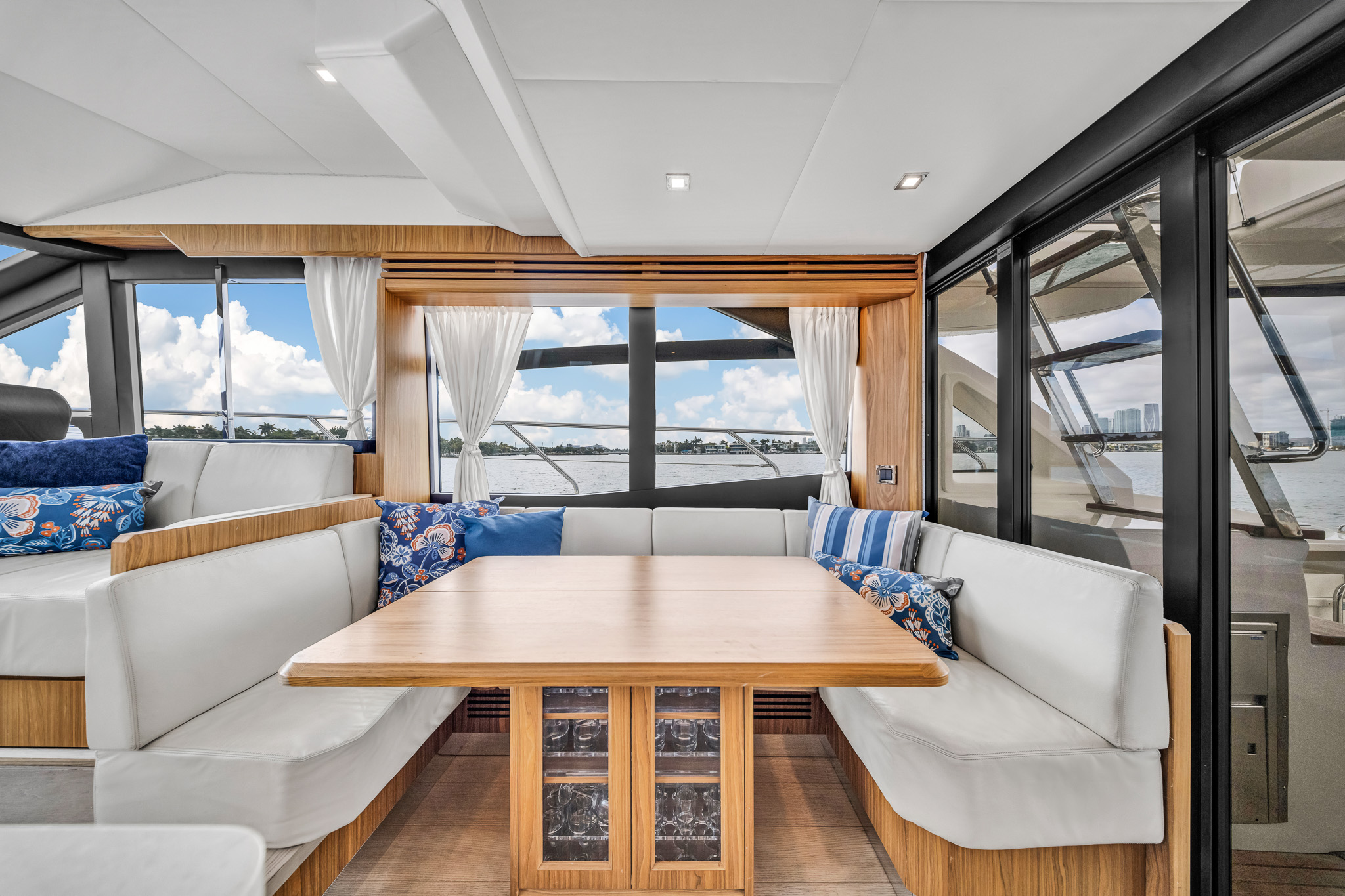 Absolute Flybridge 70