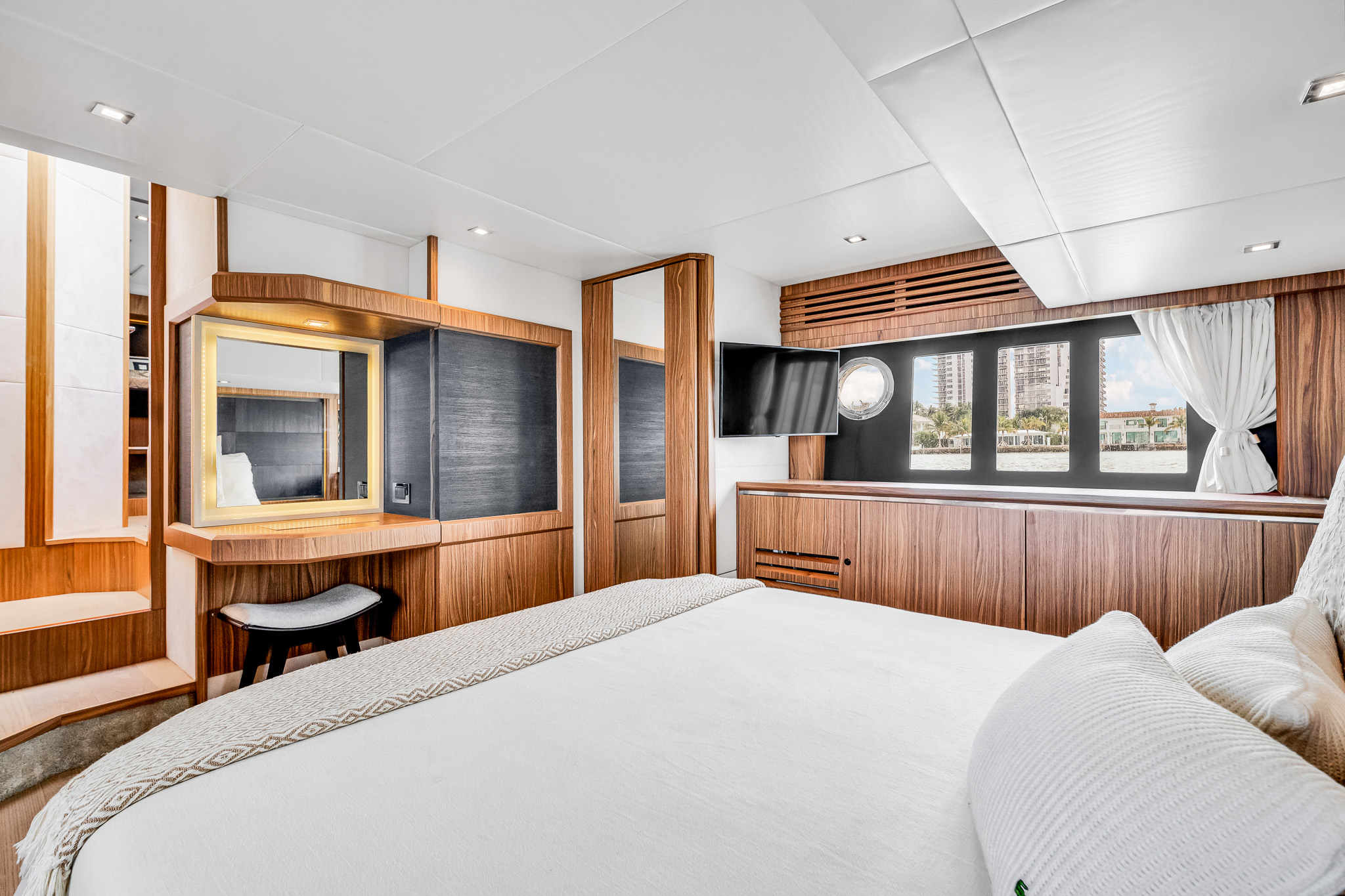 Absolute Flybridge 70