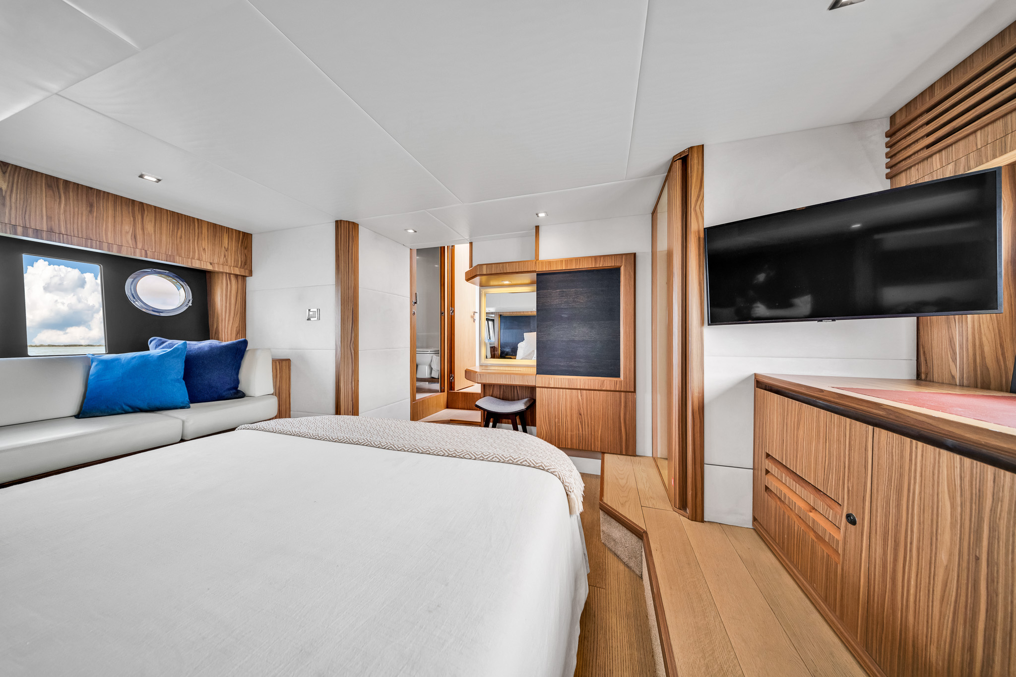 Absolute Flybridge 70