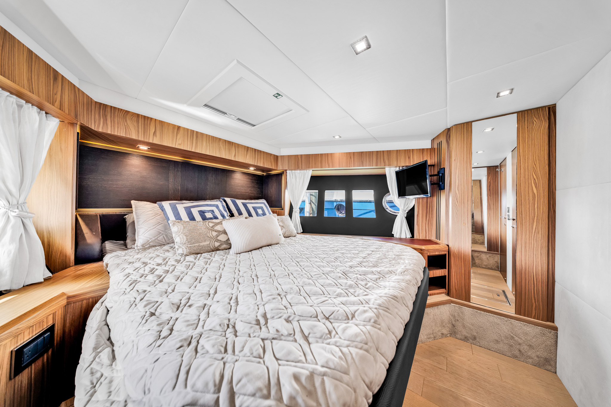 Absolute Flybridge 70