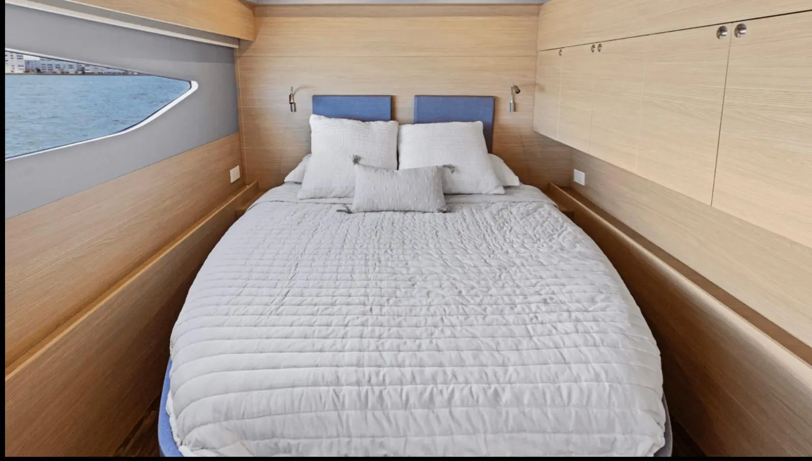 54' Aquila Lux Cat