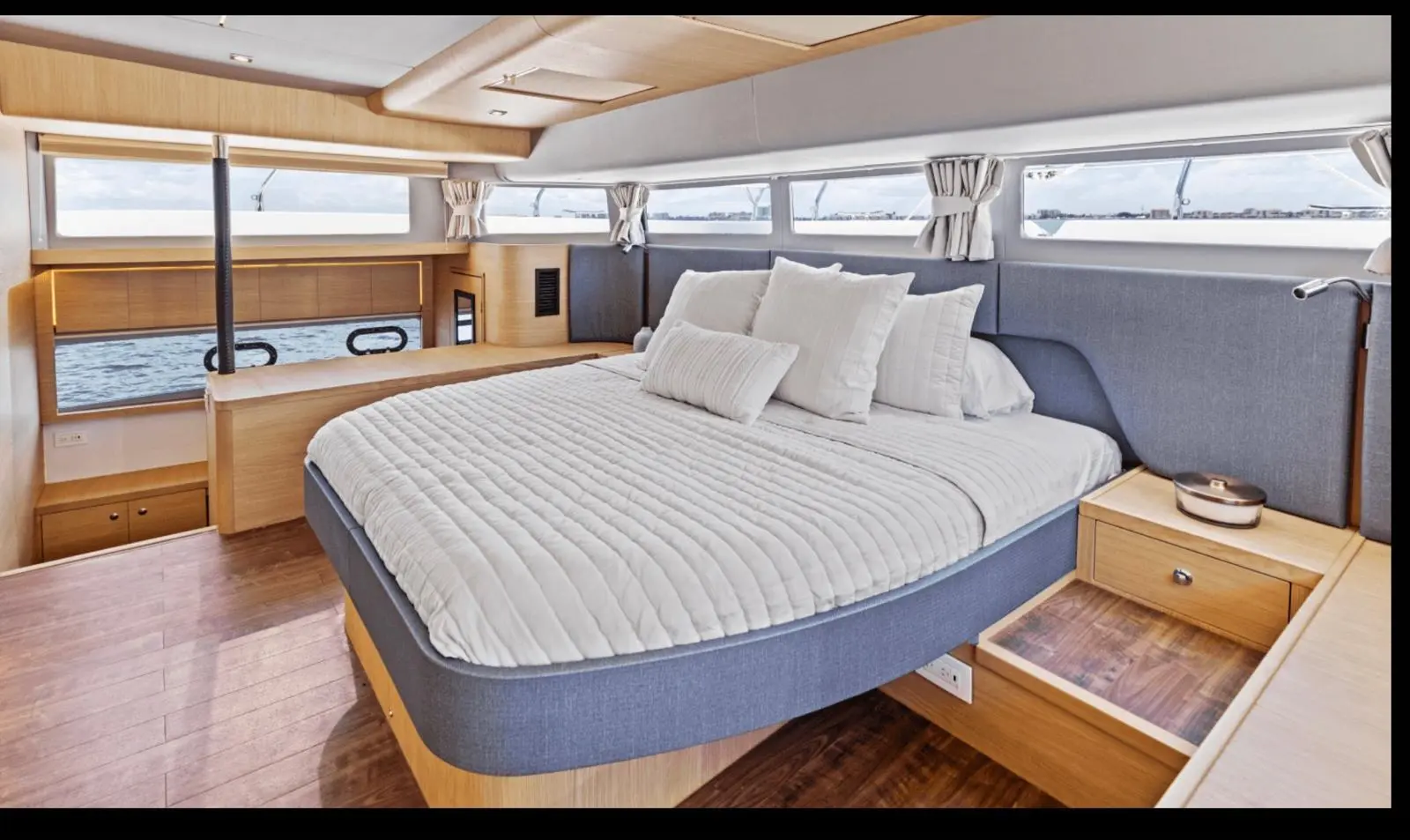 54' Aquila Lux Cat