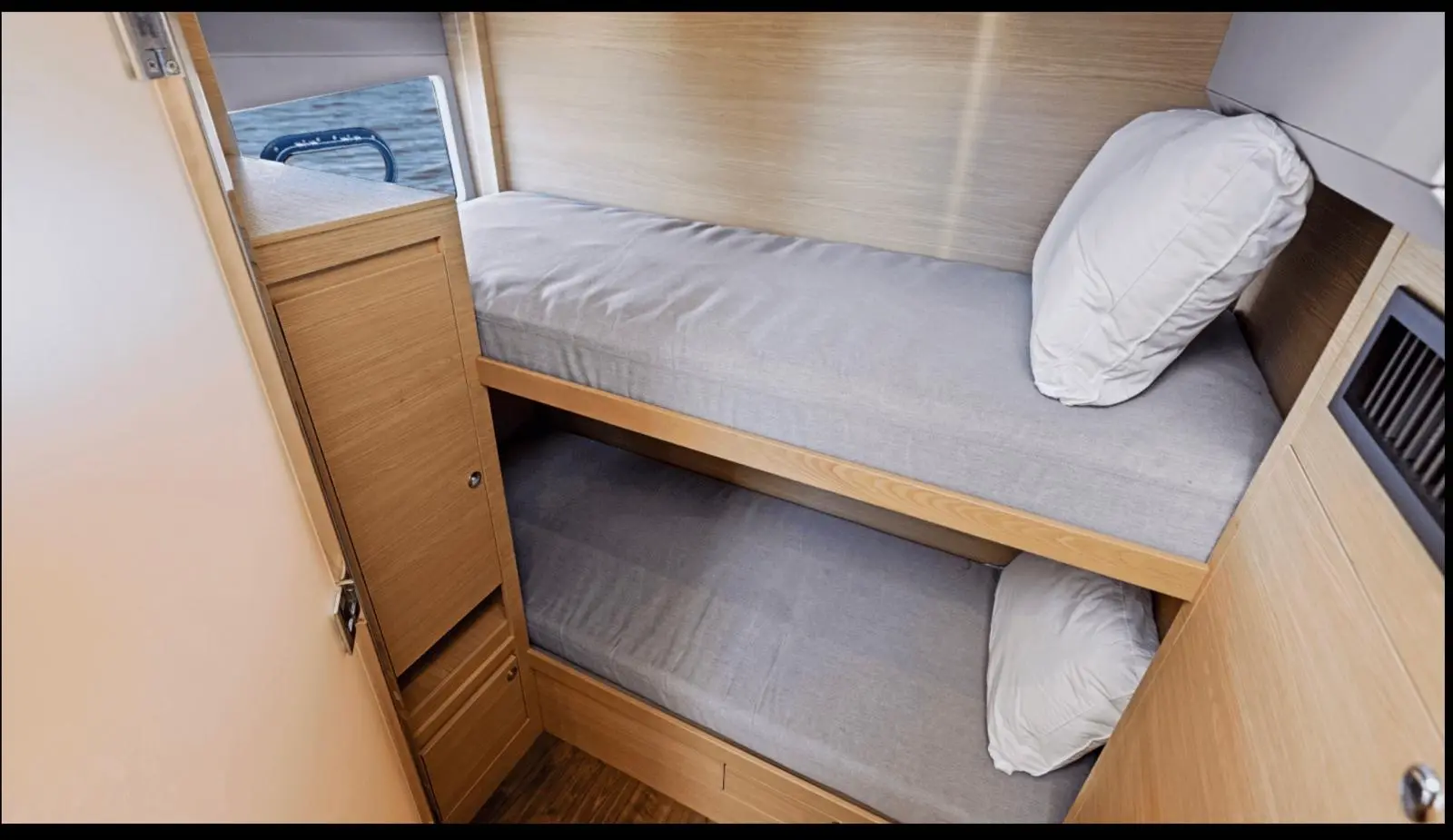 54' Aquila Lux Cat