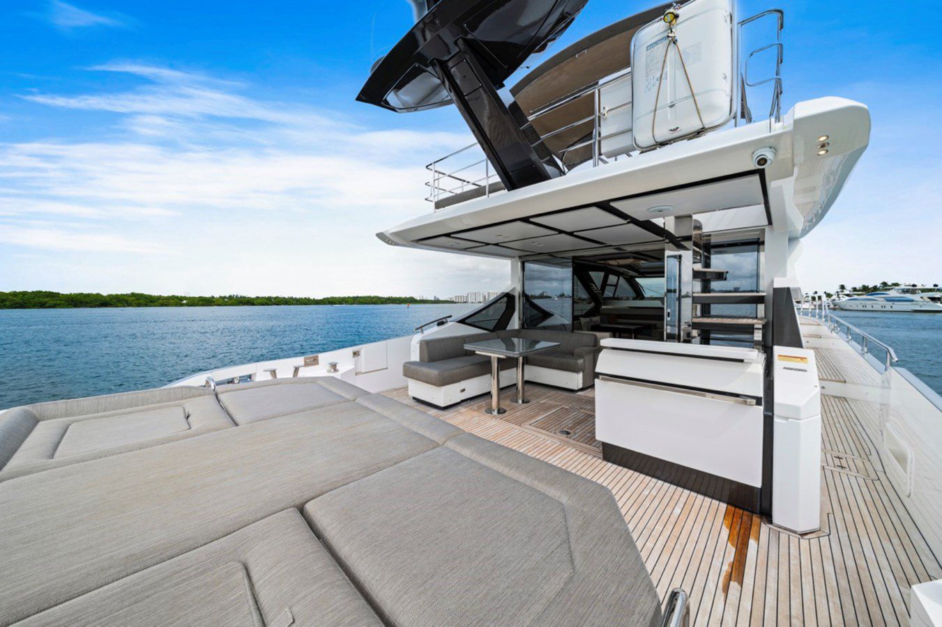 72' Azimut D + Water Toys