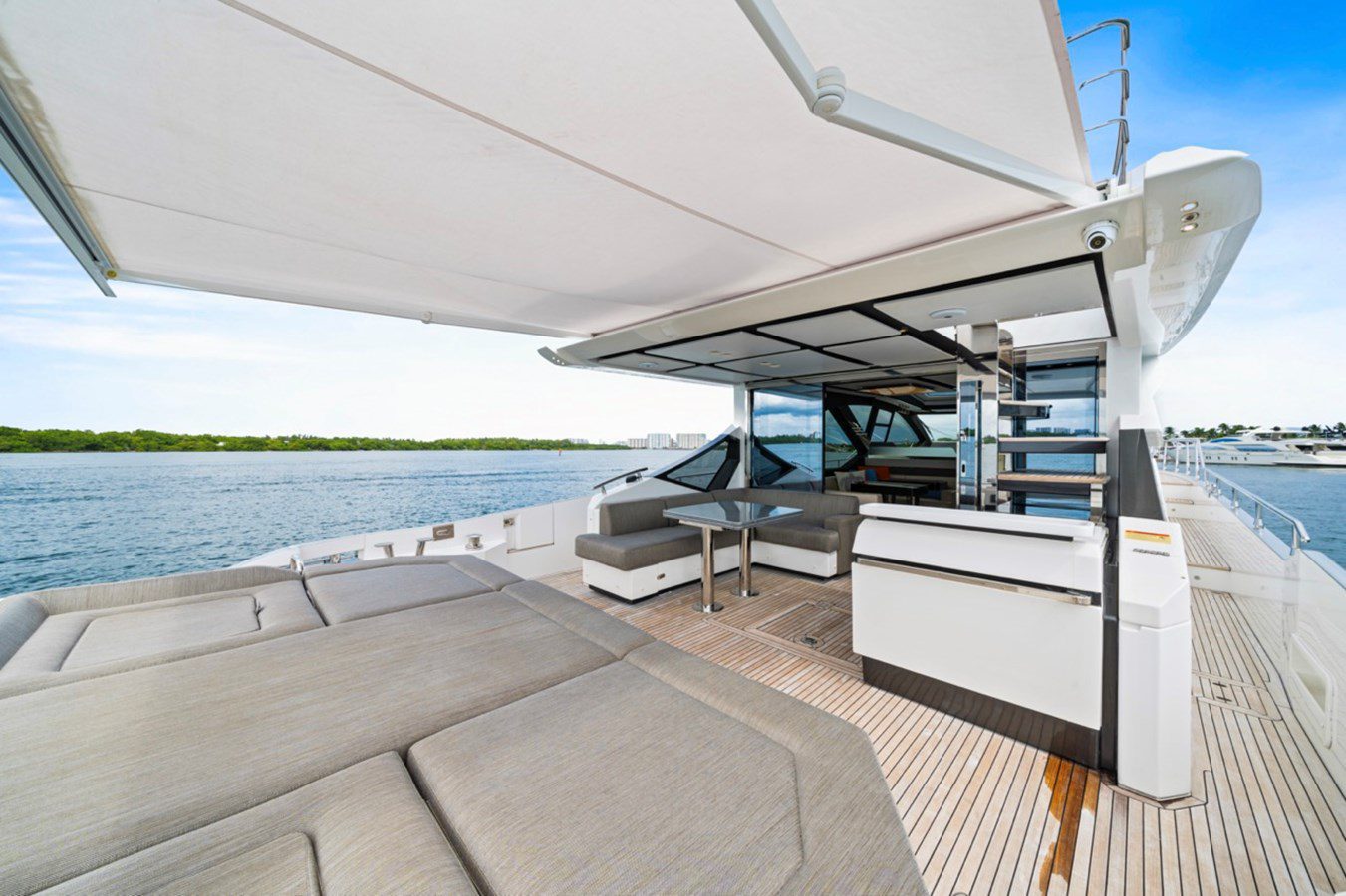 72' Azimut D + Water Toys