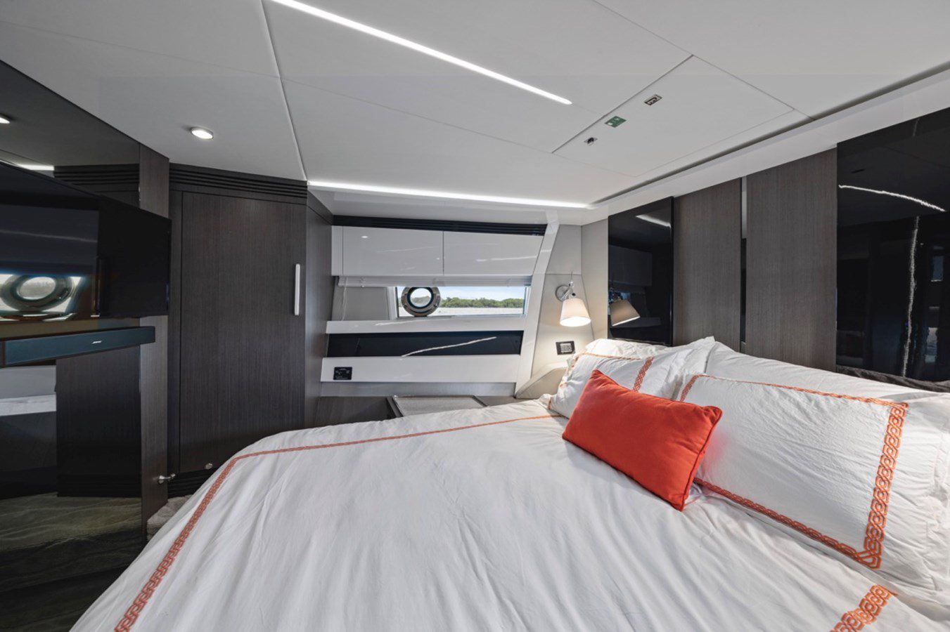 72' Azimut D + Water Toys