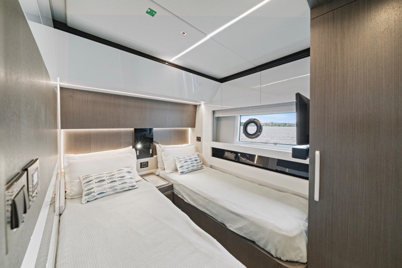 72' Azimut D + Water Toys